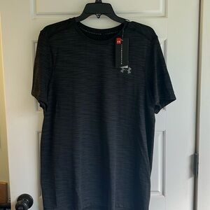 Large Men’s Under Armour fitted tee
